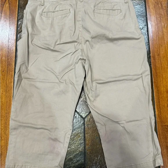 Gloria Vanderbilt Khaki Capris Size 12 - Picture 3 of 3